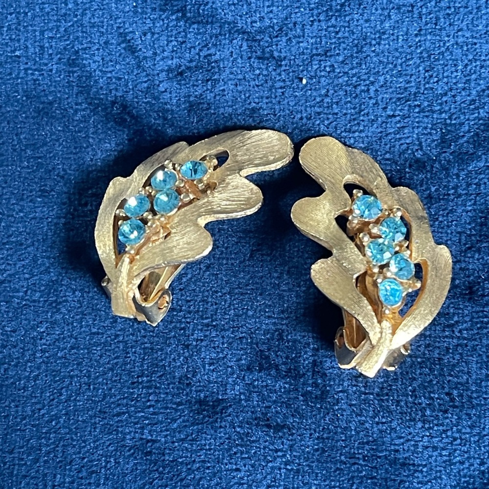 Gold Vintage Ju Blue Rhinestone clip on earrings 1”L beautiful on